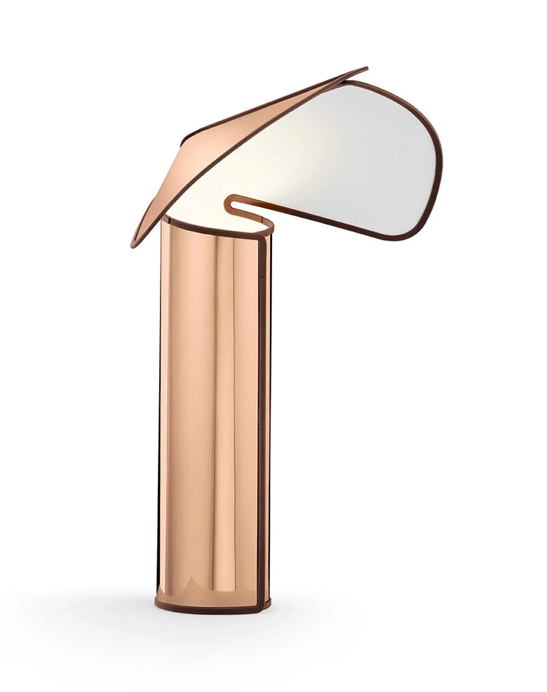 Flos Chiara Table Lampada da tavolo Pink Gold bordo ossido in alluminio accesa in ambiente, design e diffusione della luce