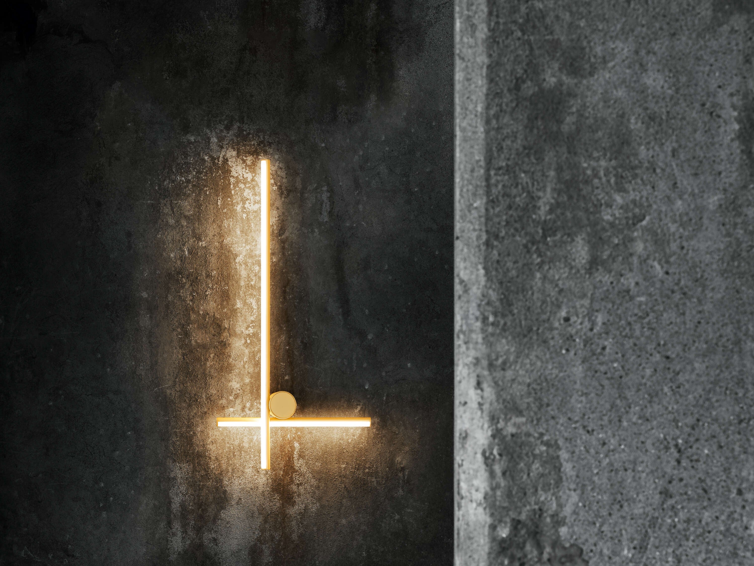 Flos Coordinates Wall 2 Lampada a parete 2700k Champagne accesa in ambiente, design e diffusione della luce