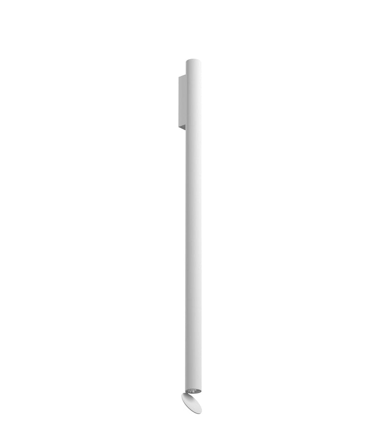 Flos Flauta Riga Lampada indoor 100 cm Da Parete bianco in alluminio accesa in ambiente, design e diffusione della luce