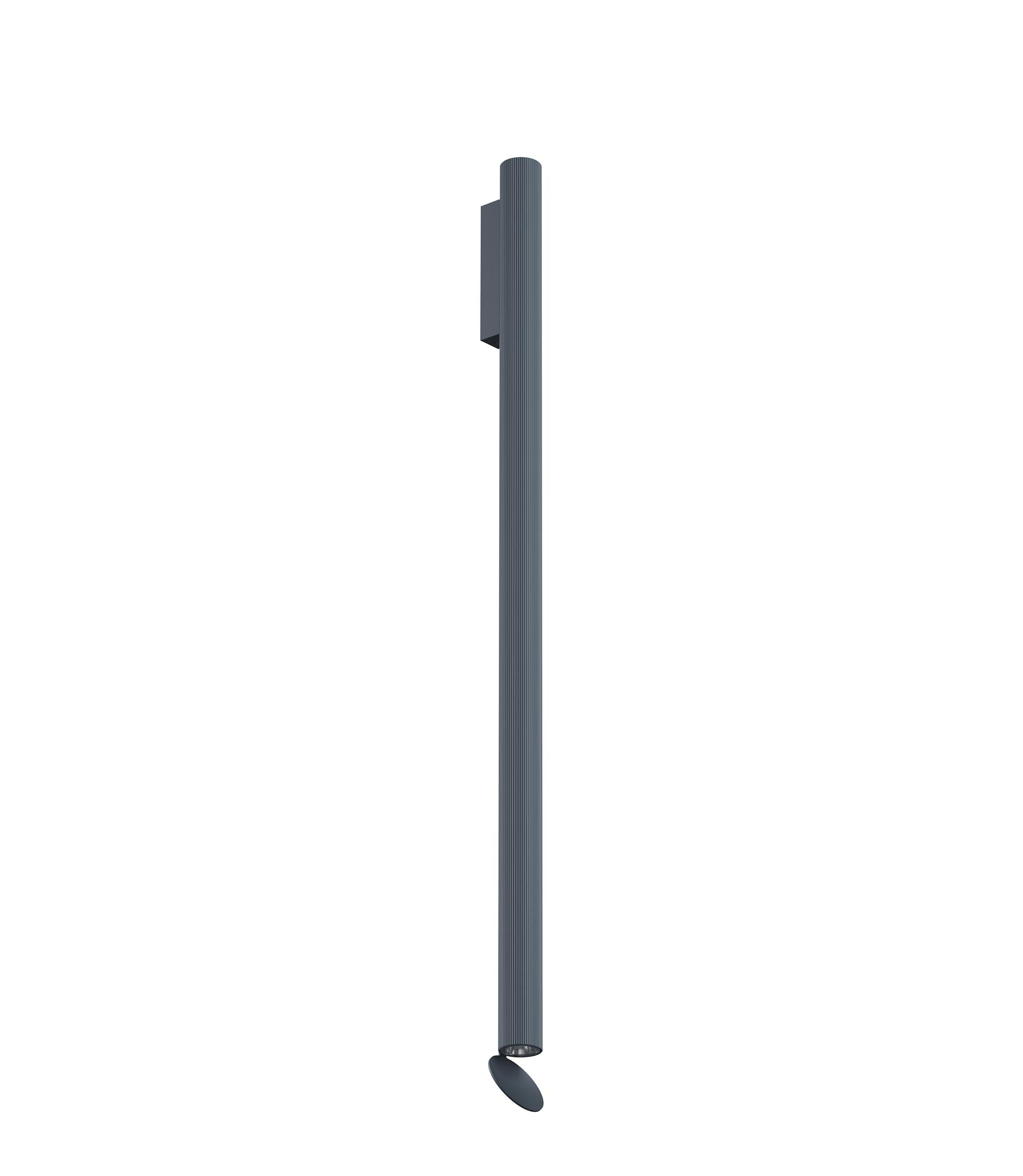 Flos Flauta Riga Lampada 100 cm a muro blue steel Anodized Blue Steel accesa in ambiente, design e diffusione della luce