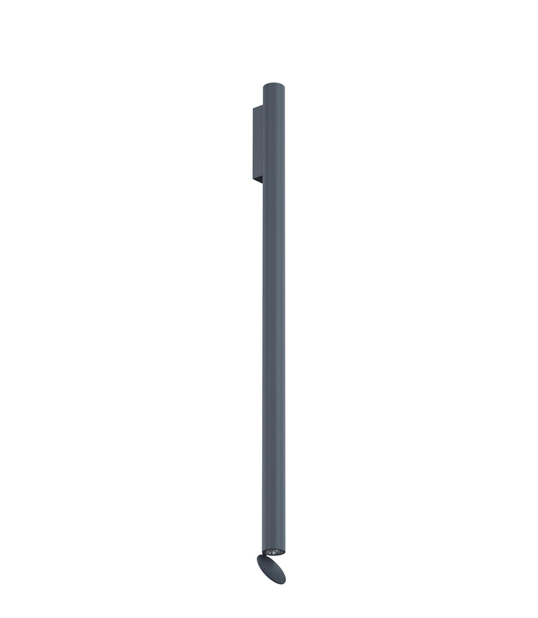 Flos Flauta Riga Lampada 100 cm a muro blue steel Anodized Blue Steel accesa in ambiente, design e diffusione della luce