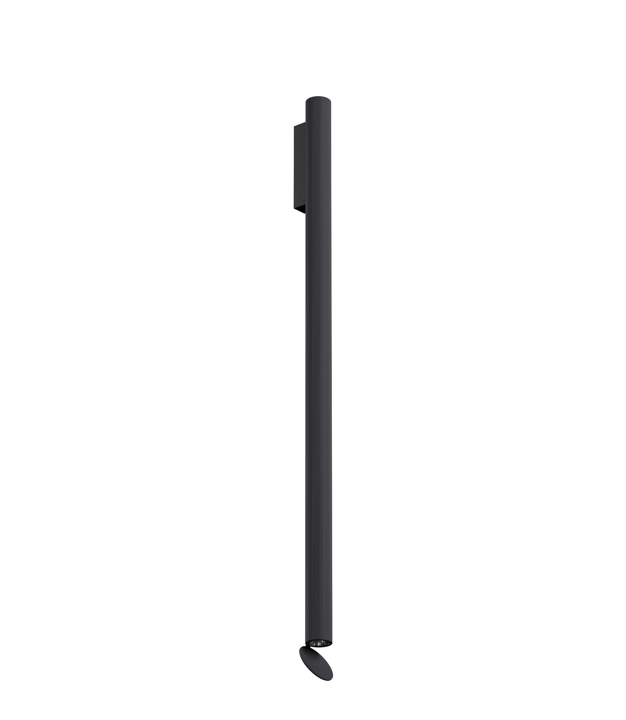Flos Flauta Riga Lampada indoor 100 cm Da Parete Nero in alluminio accesa in ambiente, design e diffusione della luce
