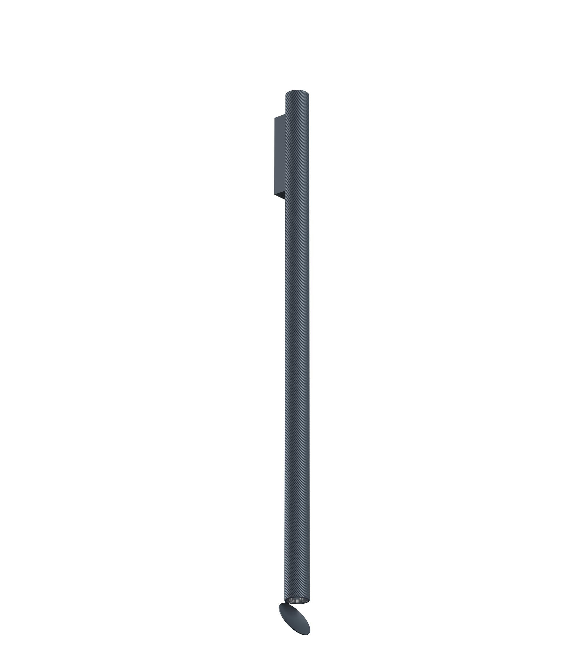 Flos Flauta Spiga Lampada 100 cm a parete blue steel da Anodized Blue Steel accesa in ambiente, design e diffusione della...