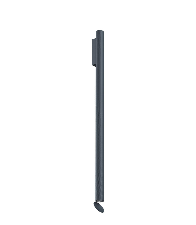 Flos Flauta Spiga Lampada 100 cm a parete blue steel da Anodized Blue Steel accesa in ambiente, design e diffusione della...
