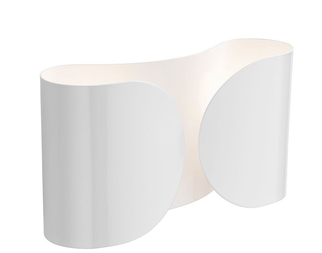 Flos Foglio Lampada da parete 37x21 in acciaio Bianco accesa in ambiente, design e diffusione della luce
