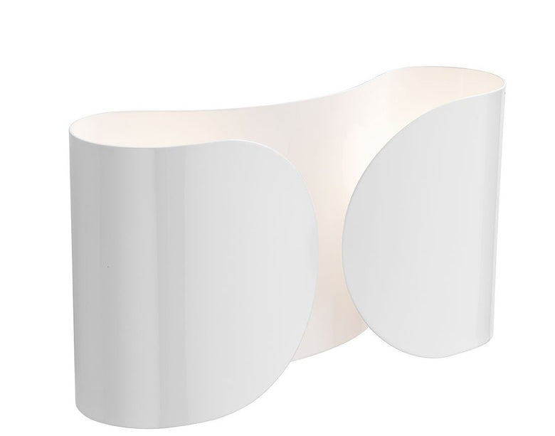 Flos Foglio Lampada da parete 37x21 in acciaio Bianco accesa in ambiente, design e diffusione della luce