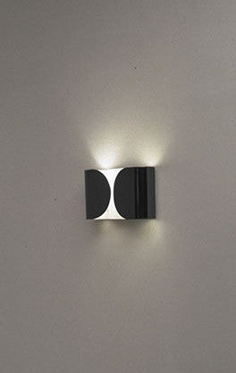 Flos Foglio Lampada da parete in acciaio nero accesa in ambiente, design e diffusione della luce
