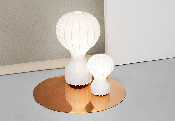 Flos Gatto Piccolo lampada Da Tavolo 31 cm in resina cocoon accesa in ambiente, design e diffusione della luce
