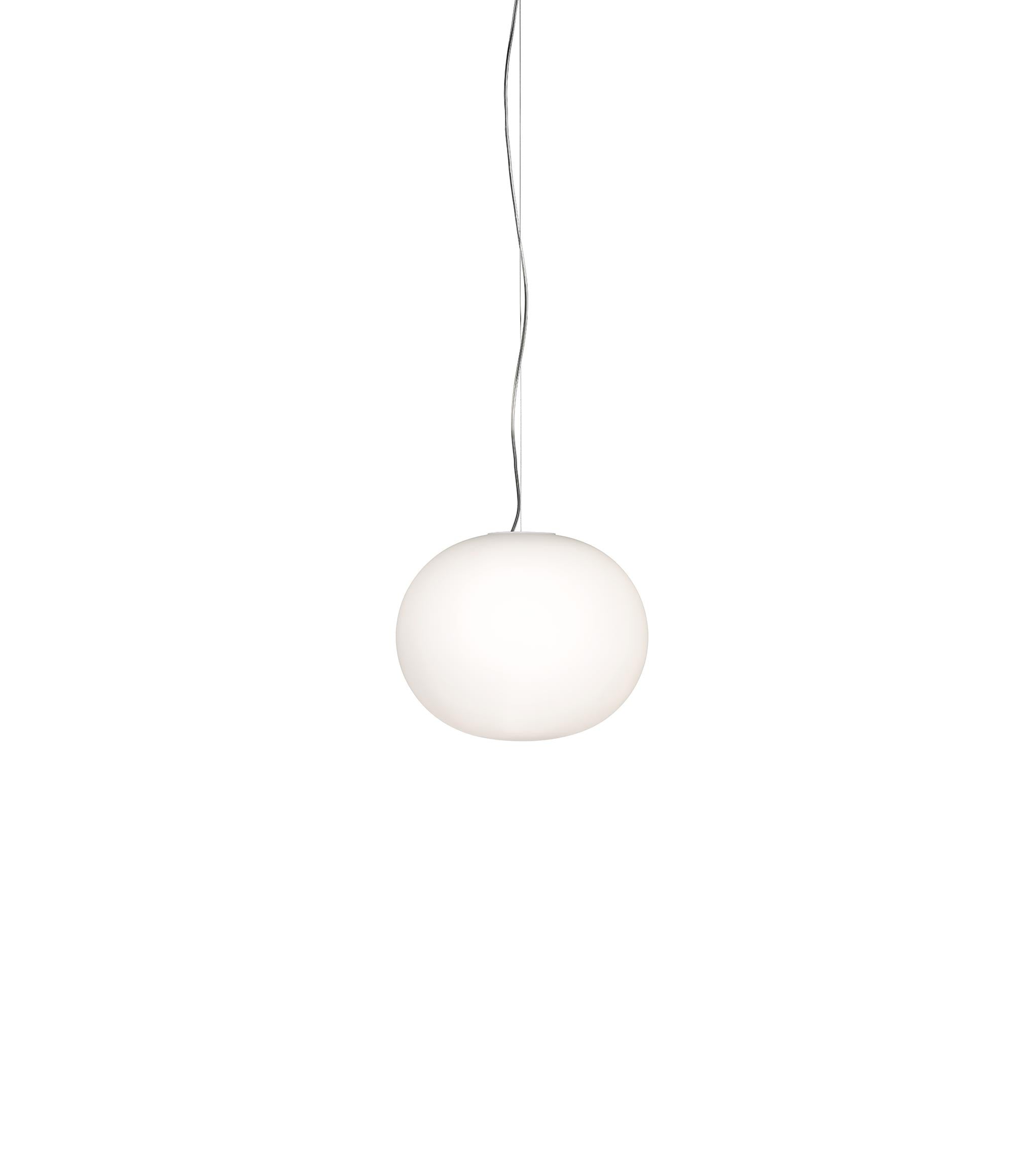 Flos Glo-Ball Suspension 1 Lampada 33 cm a Sospensione accesa in ambiente, design e diffusione della luce