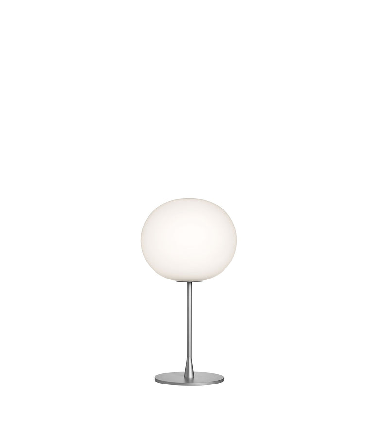 Flos Glo-ball Table 1 Lampada 60 cm Da tavolo argento Bianco accesa in ambiente, design e diffusione della luce