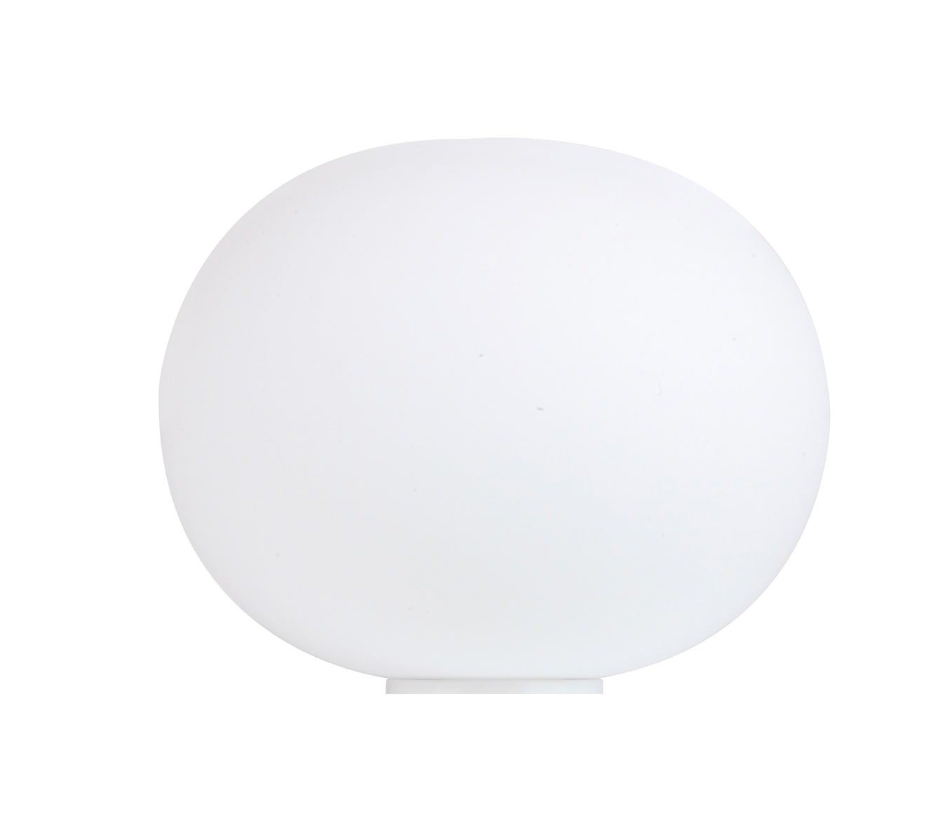 FLOS Glo-ball Basic 1 Lampada da tavolo 33 cm bianco accesa in ambiente, design e diffusione della luce