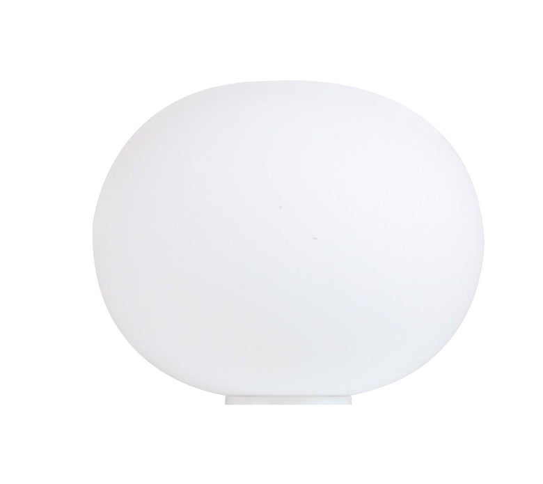 FLOS Glo-ball Basic 1 Lampada da tavolo 33 cm bianco accesa in ambiente, design e diffusione della luce