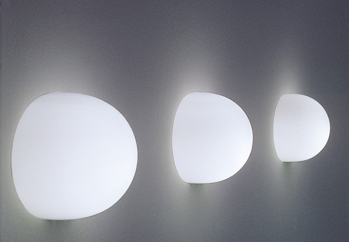 Flos Glo-Ball Wall Lampada 33 cm a parete Bianco accesa in ambiente, design e diffusione della luce