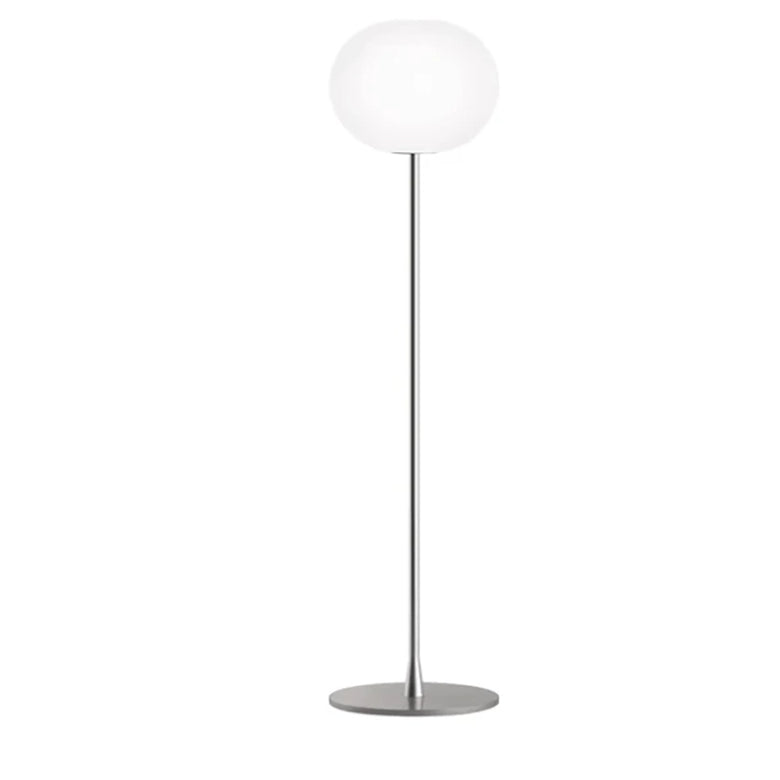 Flos Glo-ball Floor 1 Lampada a pavimento Argento accesa in ambiente, design e diffusione della luce