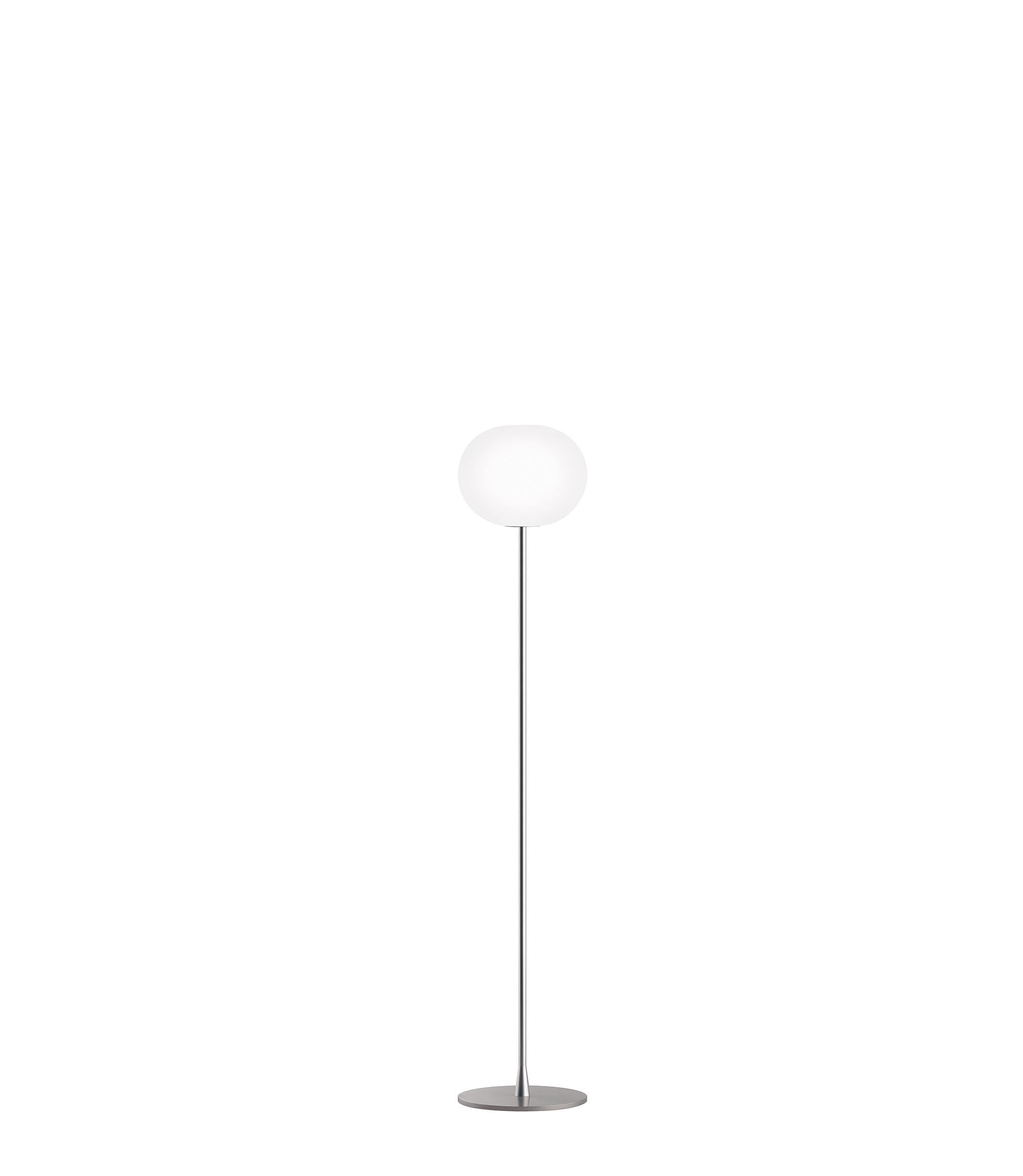 Flos Glo-ball Floor 2 Lampada a pavimento argento accesa in ambiente, design e diffusione della luce