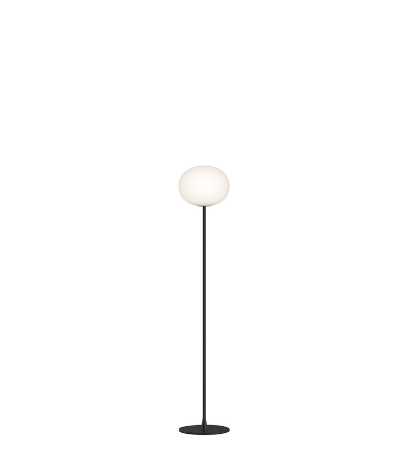 Flos Glo-ball Floor 2 Lampada a pavimento Nero Opaco accesa in ambiente, design e diffusione della luce