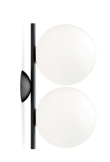 Flos IC Lights Ceiling Wall 1 Double Lampada parete in ottone accesa in ambiente, design e diffusione della luce