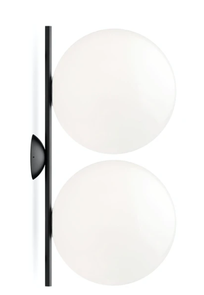Flos IC Lights Ceiling/Wall 2 Double Lampada 62 cm parete in ottone accesa in ambiente, design e diffusione della luce