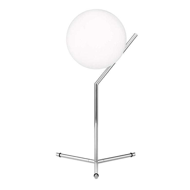 Flos IC Lights Table 1 High Lampada da tavolo Cromo in cromato e naturale accesa in ambiente, design e diffusione della luce
