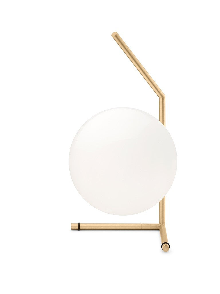 FLOS IC Lights Table 1 Low Lampada da tavolo 20 cm ottone in naturale accesa in ambiente, design e diffusione della luce