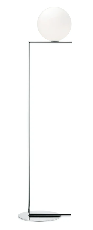 Flos IC Lights Floor 2 Lampada a pavimento cromo in cromato e naturale accesa in ambiente, design e diffusione della luce