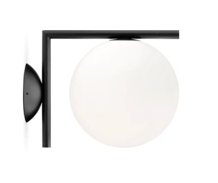 Flos IC Lights Ceiling/Wall 1 Lampada 20 cm da parete in ottone accesa in ambiente, design e diffusione della luce