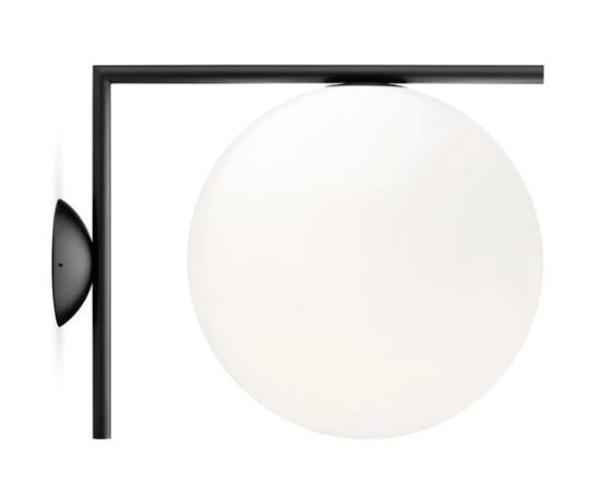 Flos IC Lights Ceiling/Wall 2 Lampada 30 cm da parete in ottone accesa in ambiente, design e diffusione della luce