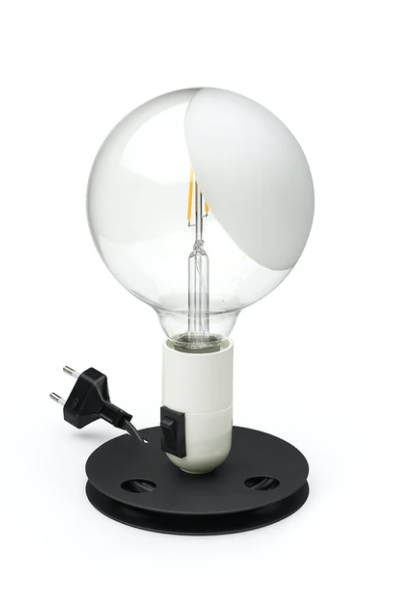 Flos Lampadina lampada da tavolo bachelite bianco in alluminio accesa in ambiente, design e diffusione della luce
