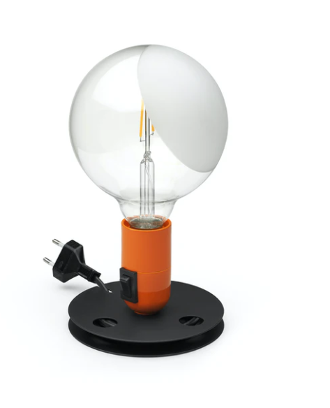 Flos Lampadina lampada da tavolo Arancione in alluminio accesa in ambiente, design e diffusione della luce