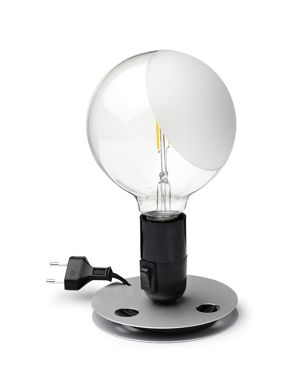Flos Lampadina lampada da tavolo Nero in alluminio accesa in ambiente, design e diffusione della luce