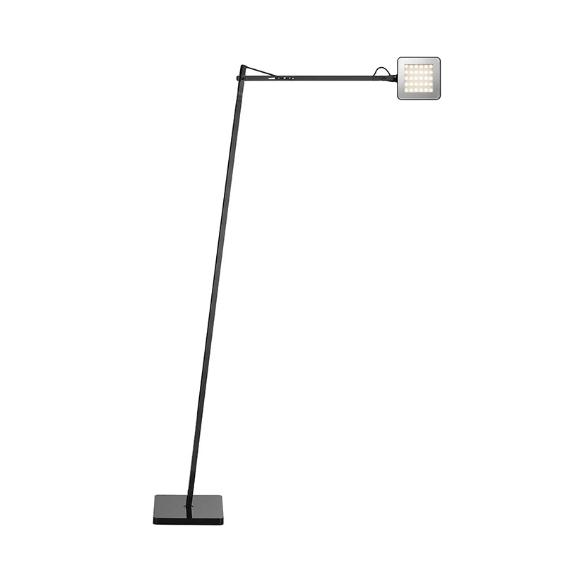 Flos Kelvin Led Floor Lampada a pavimento orientabile Nero in alluminio accesa in ambiente, design e diffusione della luce