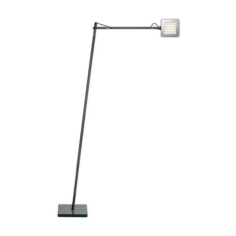 Flos Kelvin Led Floor Lampada a pavimento Antracite in alluminio accesa in ambiente, design e diffusione della luce