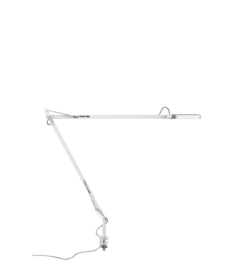 Flos Kelvin LED Lampada scrivania con supporto e Cavo in lucido accesa in ambiente, design e diffusione della luce