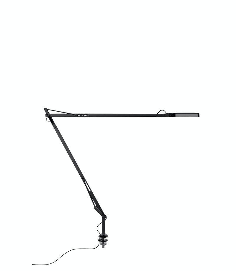 Flos Kelvin LED Lampada scrivania con Supporto e Cavo in alluminio accesa in ambiente, design e diffusione della luce