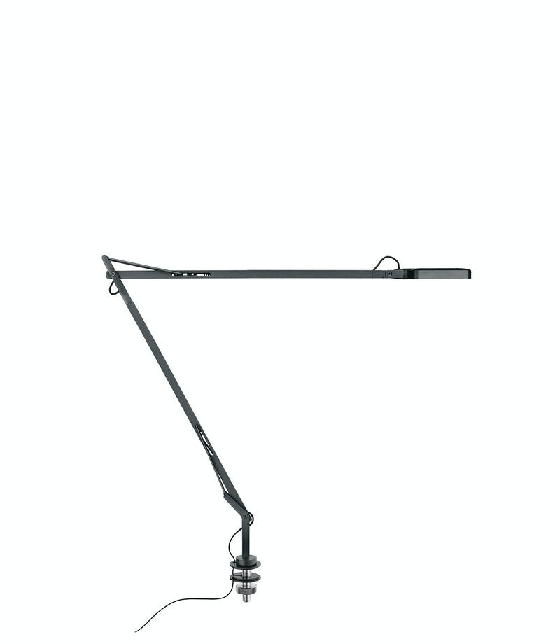 Flos Kelvin LED Lampada scrivania con Supporto e Cavo in alluminio accesa in ambiente, design e diffusione della luce