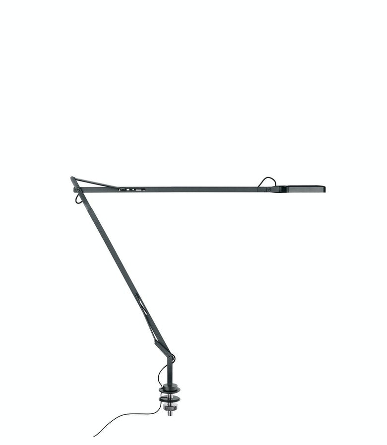 Flos Kelvin LED Lampada scrivania con Supporto e Cavo in alluminio accesa in ambiente, design e diffusione della luce