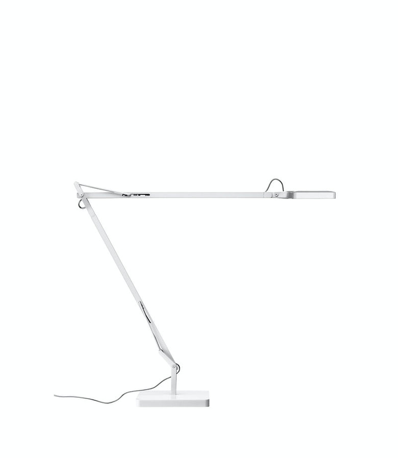 Flos Kelvin Edge Base Lampada scrivania bianco lucido in alluminio accesa in ambiente, design e diffusione della luce