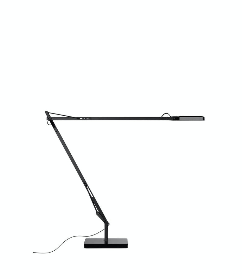 Flos Kelvin Edge Base Lampada scrivania nero lucido spenta, dettaglio del corpo lampada e dei materiali