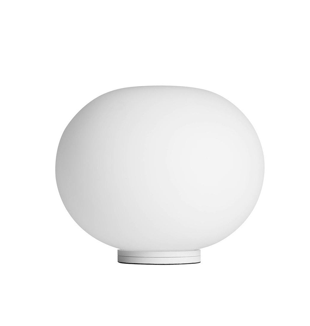 FLOS Glo-ball Zero Switch Lampada da tavolo 19 cm a bianco accesa in ambiente, design e diffusione della luce