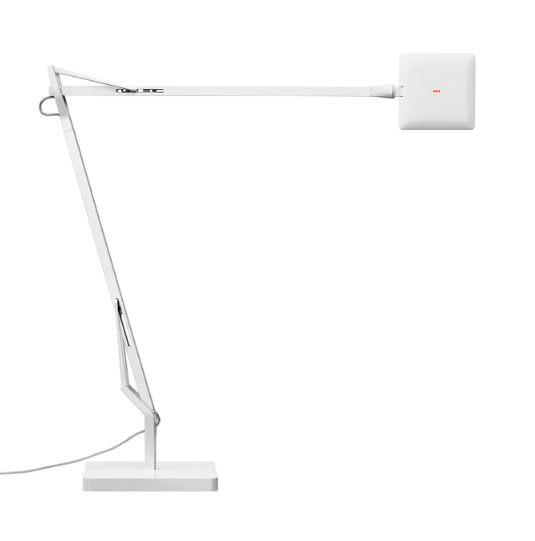 Flos Kelvin Edge Base Lampada da tavolo orientabile Bianco in alluminio accesa in ambiente, design e diffusione della luce