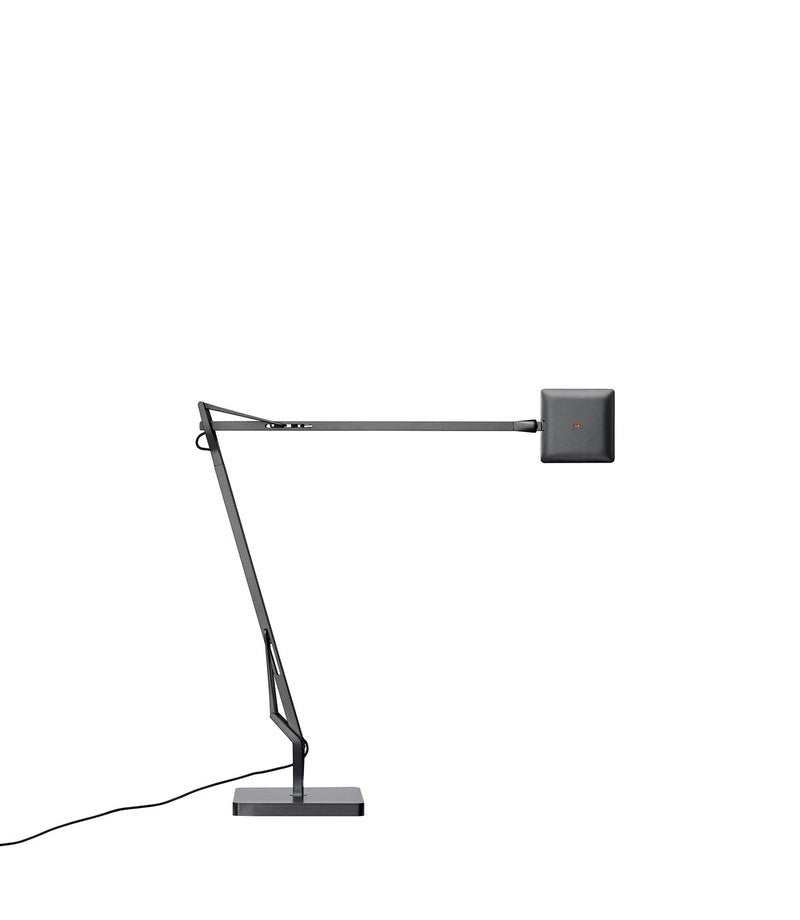 Flos Kelvin Edge Base Lampada scrivania Titanio in alluminio accesa in ambiente, design e diffusione della luce