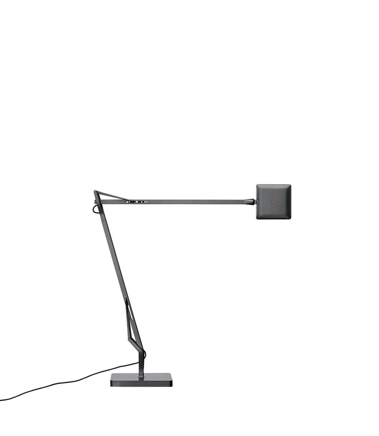 Flos Kelvin Edge Base Lampada scrivania Titanio in alluminio accesa in ambiente, design e diffusione della luce