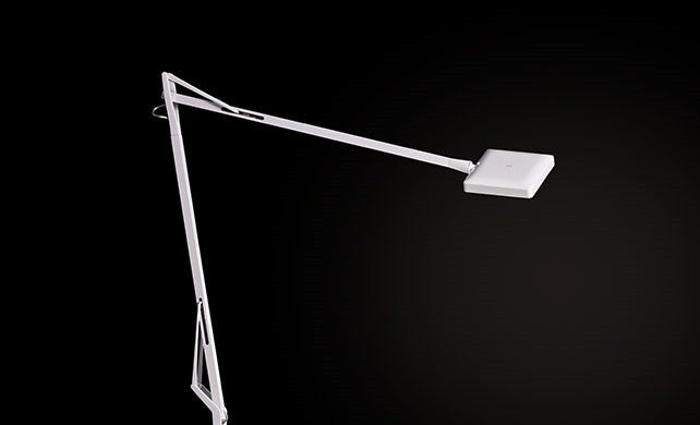 Flos Kelvin LED Lampada scrivania con Supporto e Cavo in lucido accesa in ambiente, design e diffusione della luce