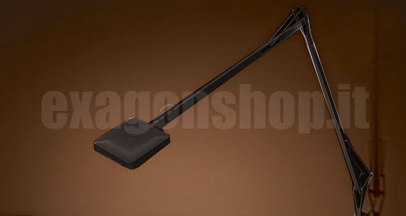 Flos Kelvin LED Lampada scrivania con Supporto e Cavo spenta, dettaglio del corpo lampada e dei materiali