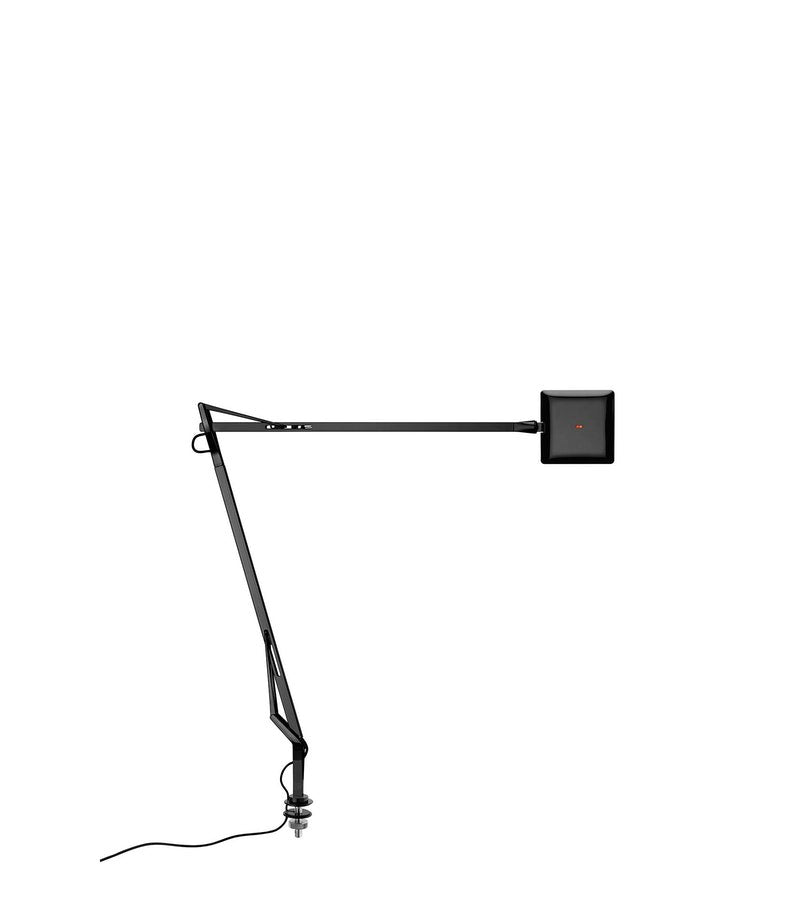 Flos Kelvin LED Lampada scrivania con Supporto e Cavo in alluminio accesa in ambiente, design e diffusione della luce