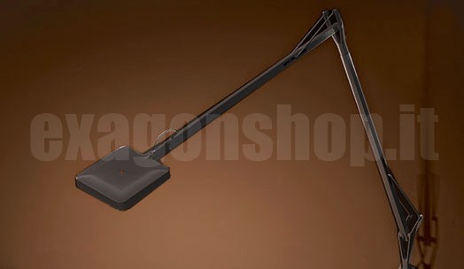 Flos Kelvin LED Lampada scrivania con Supporto e Cavo spenta, dettaglio del corpo lampada e dei materiali