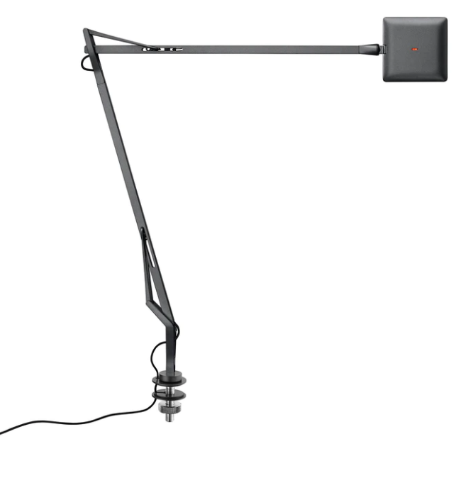 Flos Kelvin LED Lampada scrivania con Supporto e Cavo in alluminio accesa in ambiente, design e diffusione della luce