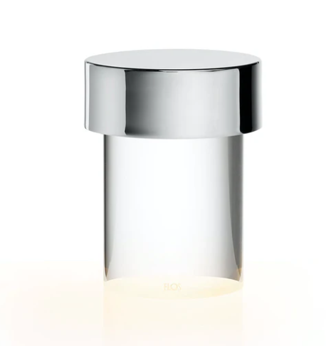 Flos Last Order Clear Lampada Da Tavolo ricaricabile in cristallo e lucido accesa in ambiente, design e diffusione della luce