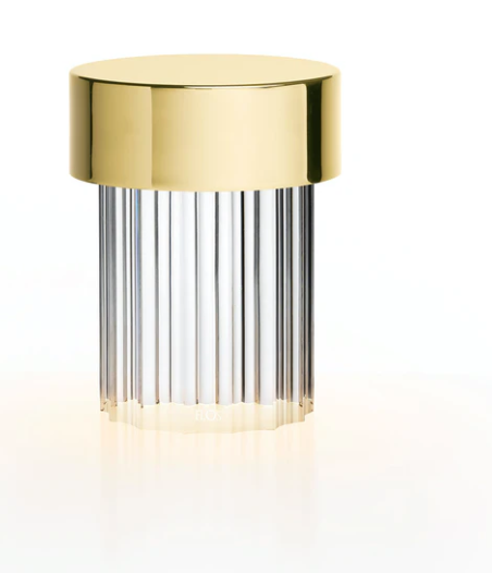 Flos Last Order Fluted Lampada ricaricabile vetro scanalato in ottone e cristallo accesa in ambiente, design e diffusione...
