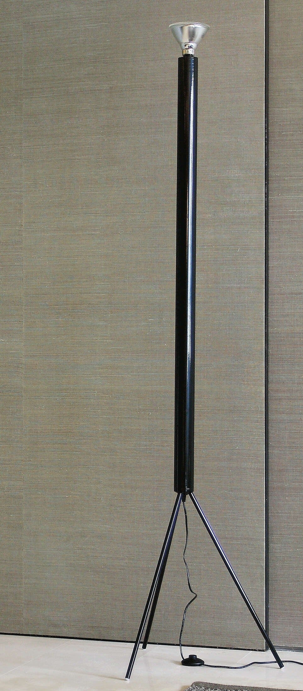 Flos Luminator Lampada a pavimento antracite luce indiretta, particolare del diffusore luminoso
